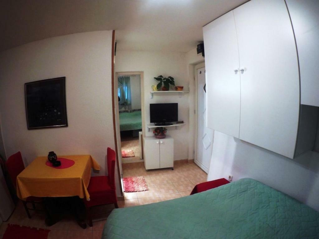 Mini Studio Apartment Split Exterior photo